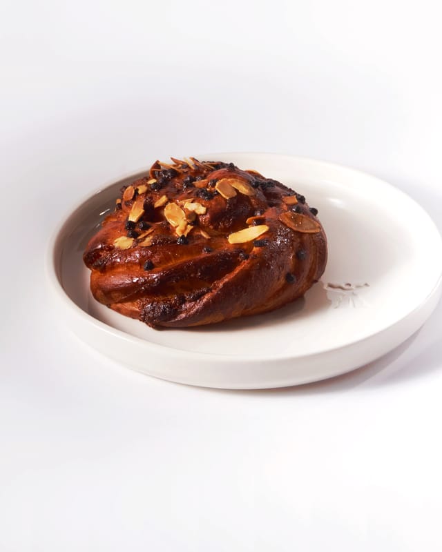Французская булочка с миндальным кремом и вишней / малиной