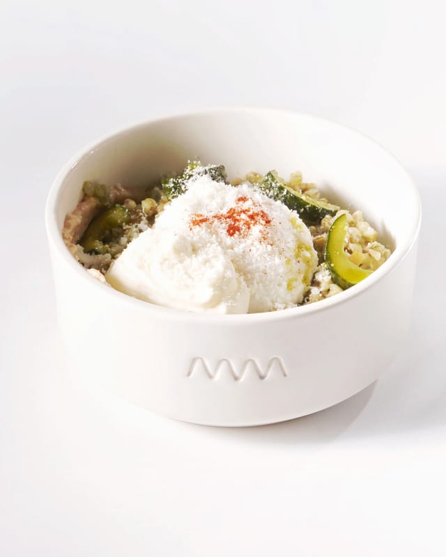 Зелёная гречка с муссом пармезан и яйцом пашот